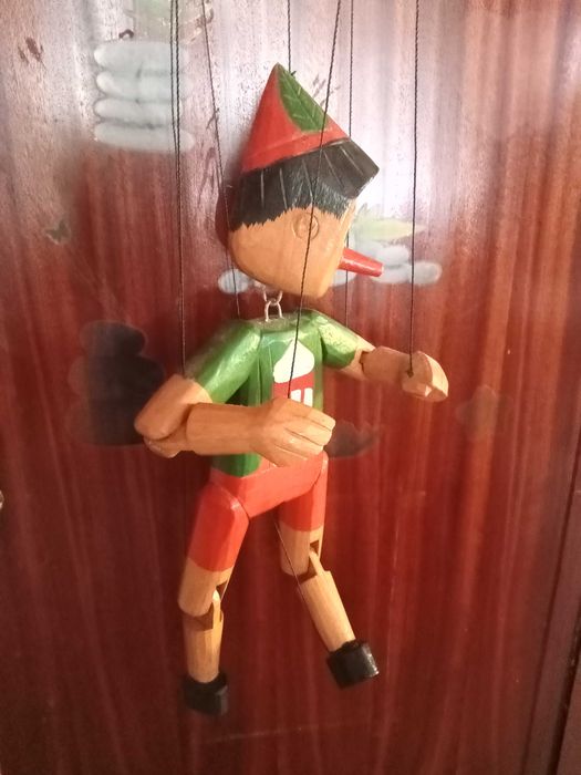 Marioneta antiga Pinóquio articulada em madeira, vinda de Itália