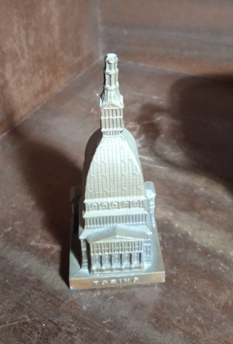 Bibelou antigo, com a Torre Antonelliana de Torino