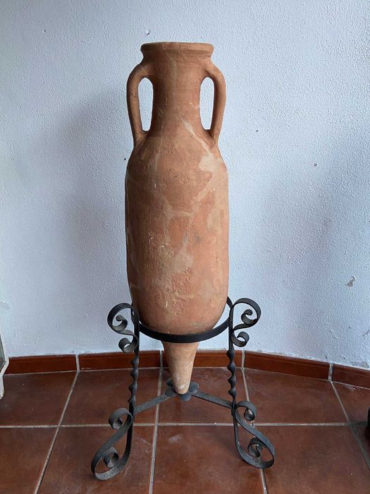 Antiga anfora de terracota fragmentada e reconstituida