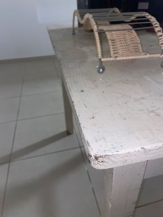 Mesa de madeira com gavetas por pintar