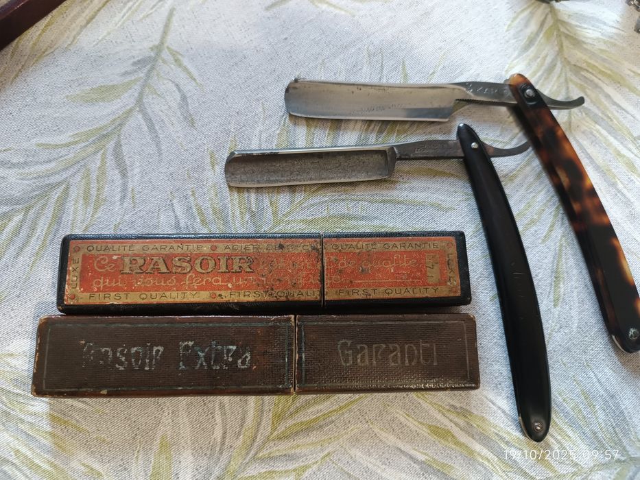 2 Navalhas clássicas de barbear com afiadores
