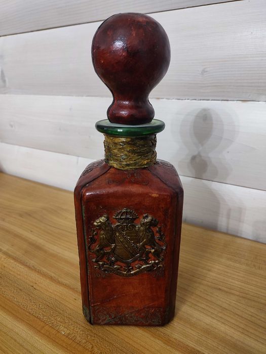 Пляшка декорована шкірою