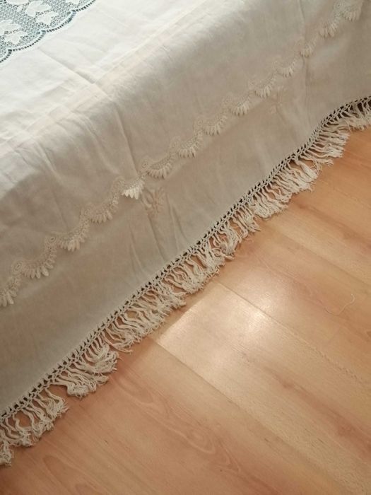 Colcha de puro linho bordada a mão