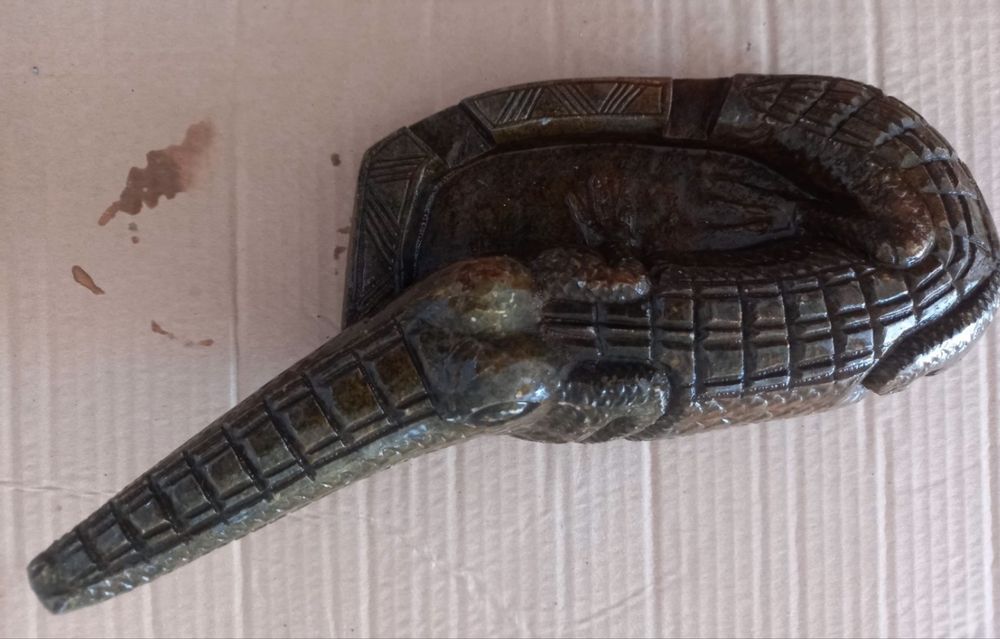 Cinzeiro em forma de crocodilo