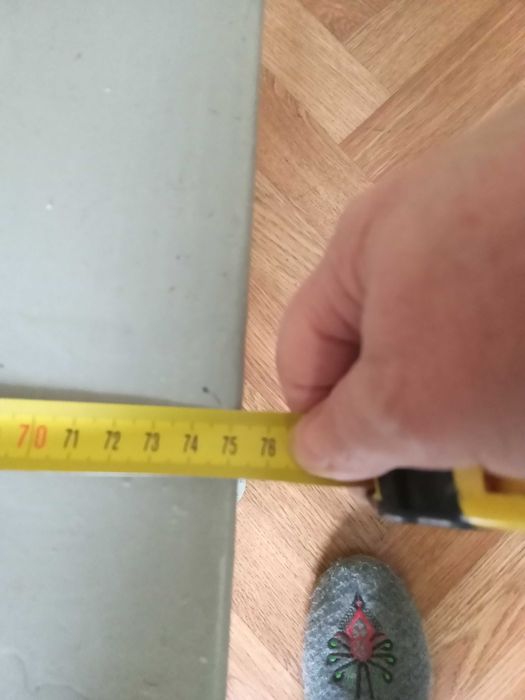 Металева підставка.