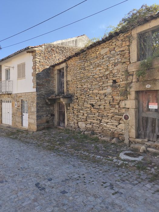 Vendo uma casa em Carviçais Moncorvo