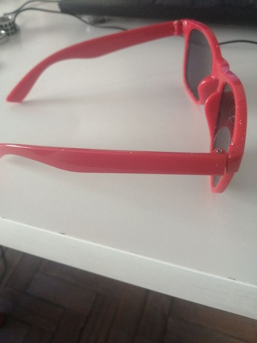 Vendo óculos escuros vermelhos (portes incluídos)