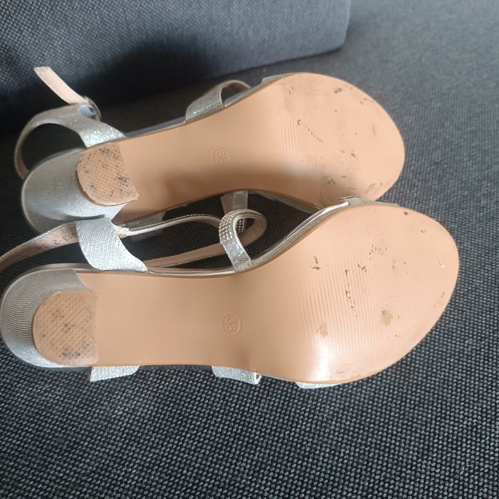 Srebrne sandałki jak nowe - na słupku rozm. 38