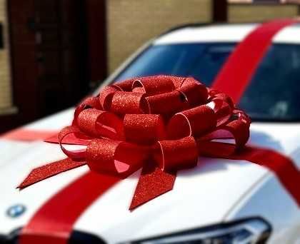 Бант на машину – акцент на Cвято