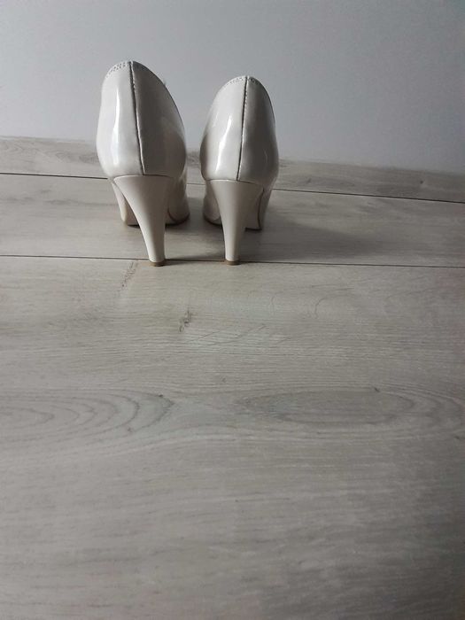 Buty na obcasie jasny beż