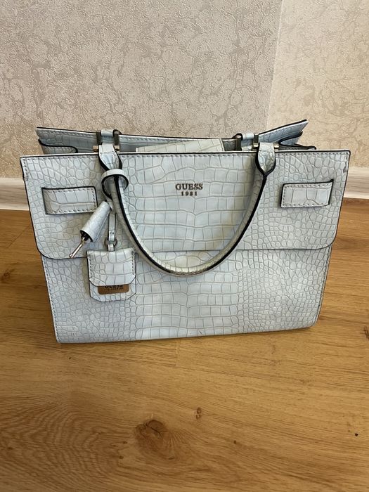 Продам сумку GUESS