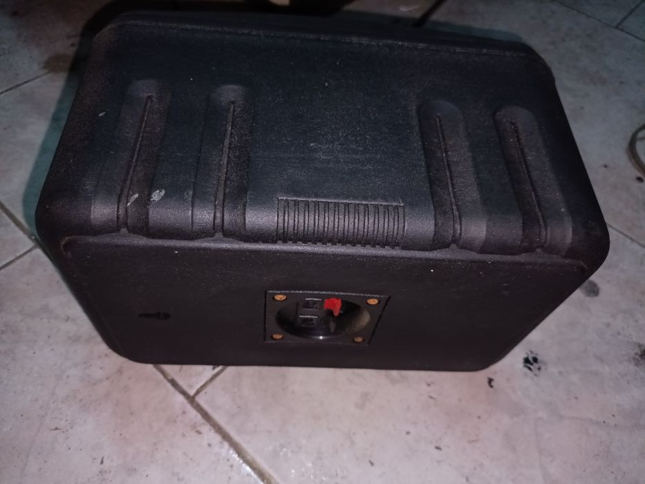 Colunas de som com caixa para automóvel.