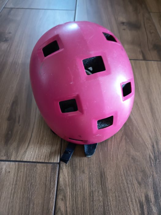 Różowy kask dla dziecka