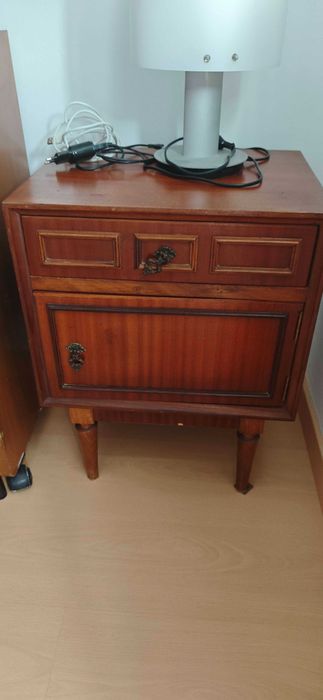 Mobilia de Quarto Completa em Madeira Maciça de Cerejeira + Colchão (Excelente Estado)