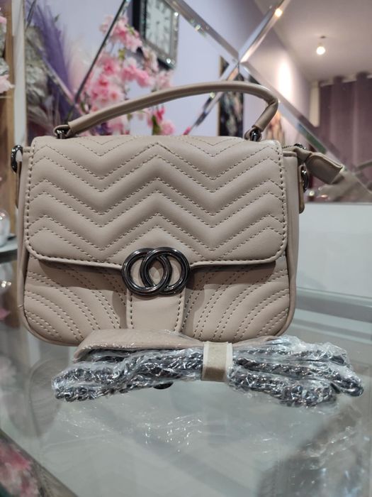 Mała zgrabna torebka ciemny beż