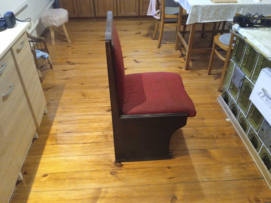 Stare dębowe tapicerowane meble z sądu