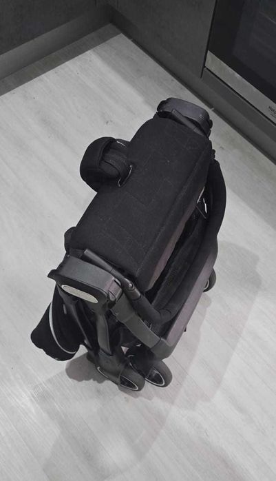 Carrinho de Bebé Chicco Compacto (Preto) – Como Novo!