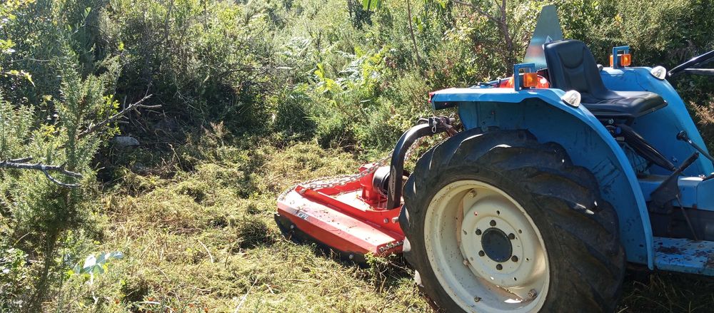 Limpeza de terrenos com trator e roçadora