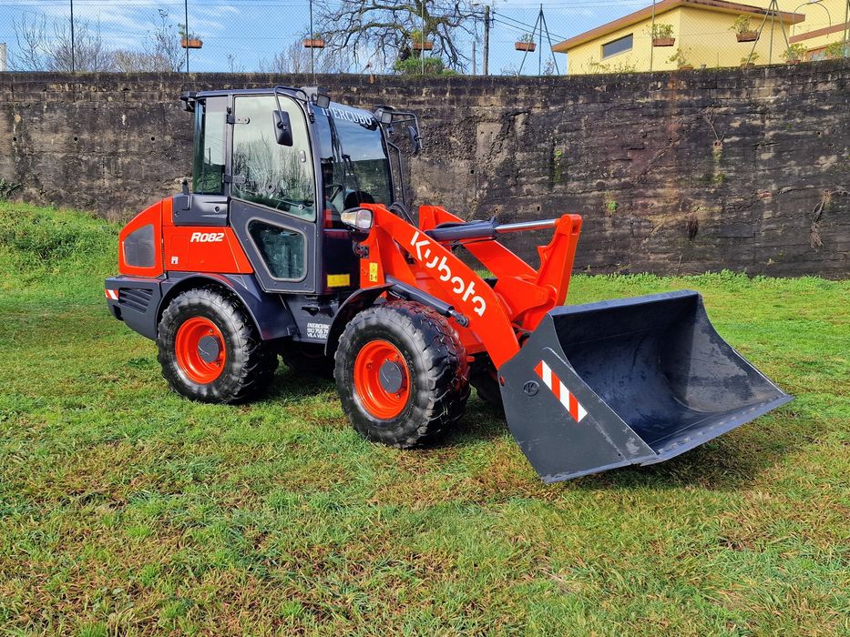 Pá carregadora kubota R 082