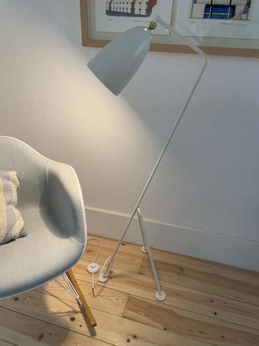 GUBI Gräshoppa floor lamp, white