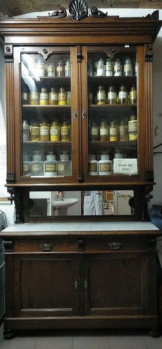 Móvel de Farmácia, tipo louceiro madeira nobre