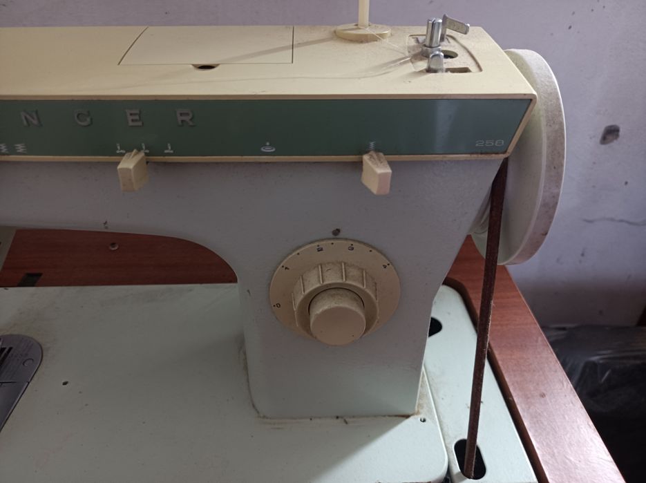 Máquina Singer com móvel