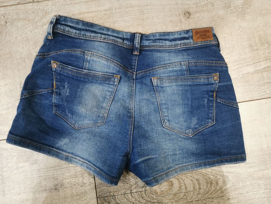 Krótkie spodenki M Berheka 38