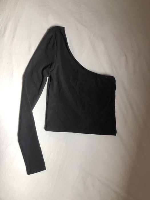 Top preto de um ombro