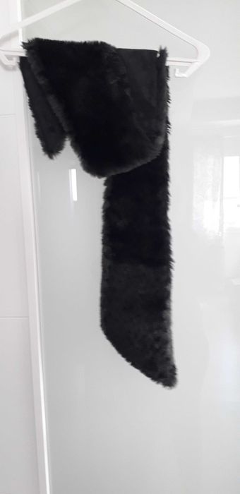 Gola de pelo, preta, forrada, com bicos nas pontas
