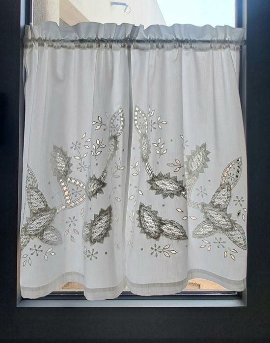 Par de cortinas brancas em algodao bordado 55x38 cm ( varão nao incluido)