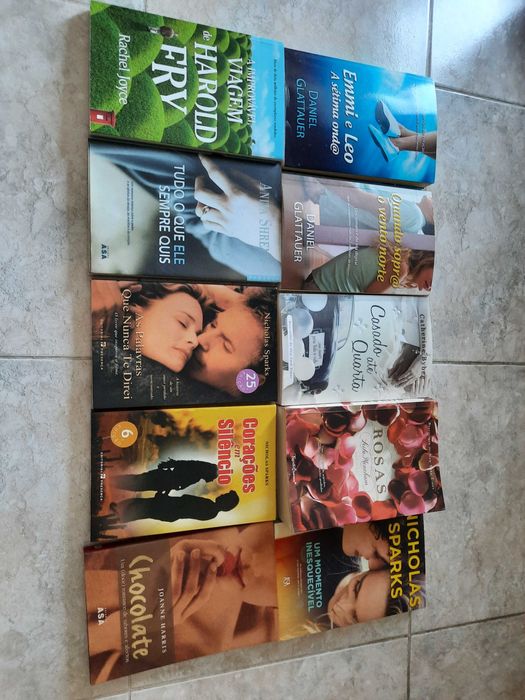 Livros de diversos escritores como novos