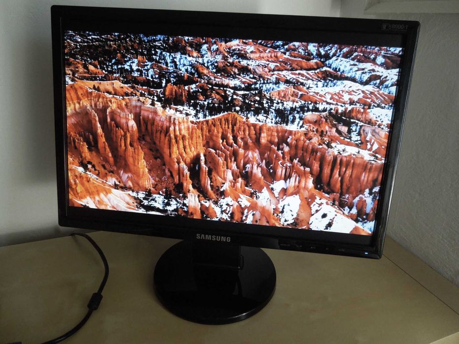Monitor Samsung 943NWX - 19" - em óptimo estado com cabo de alimentação e cabo vga