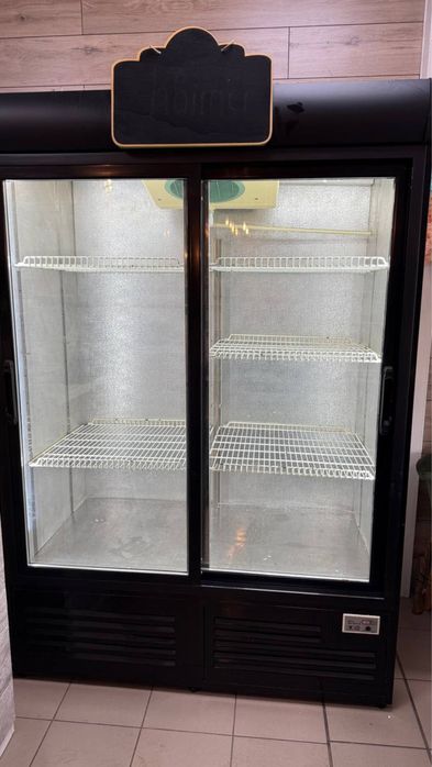 Холодильник для напоїв вітринного типу