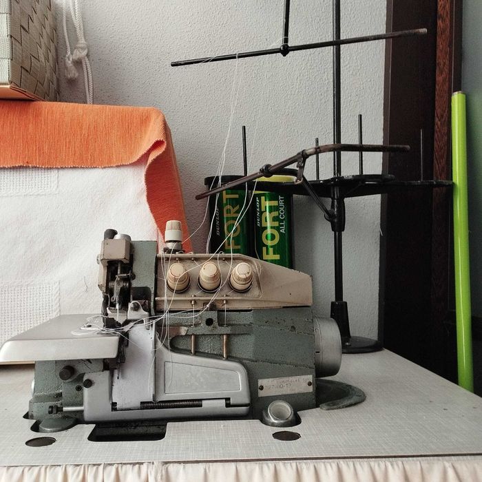Maquina de Corte e Cose comercial Rimoldi Serger com mesa de trabalho