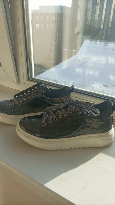 Туфлі , кросівки