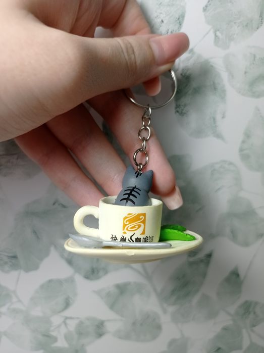 Brelok kotek w filiżance
