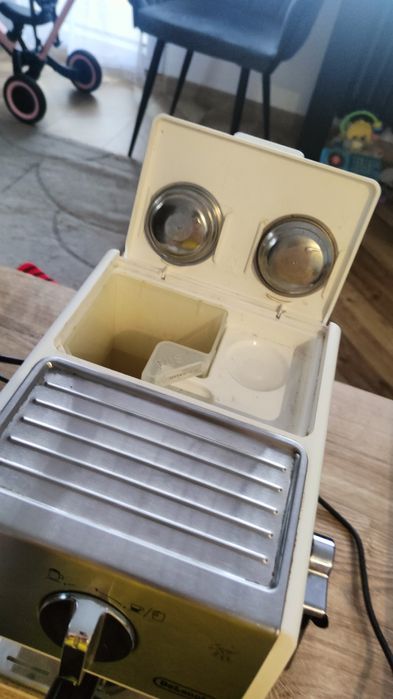 Kolbowy ekspres ciśnieniowy De'Longhi ECP33.21. Biały