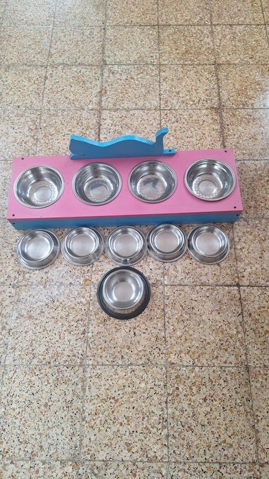 Caixa e suporte e recipientes para gatos