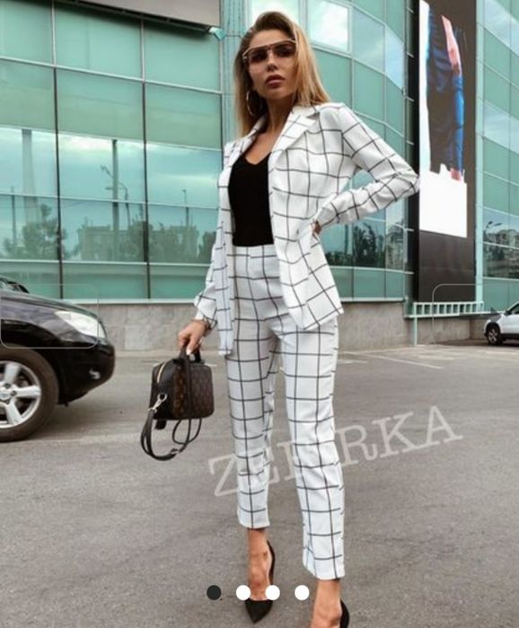Брючний костюм в клітинку