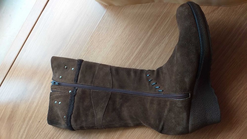 Botas em camurça e em pele