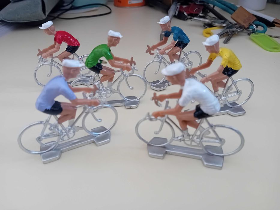 Brinquedos antigos ciclistas