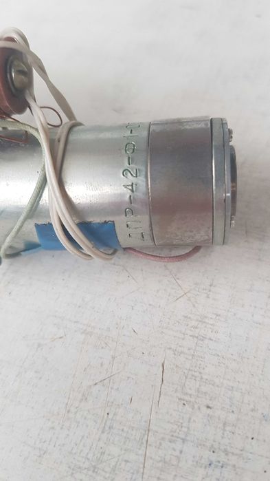 Электродвигатели ДПР-42-Ф1-03 с небольшим редуктором: 500 грн ...