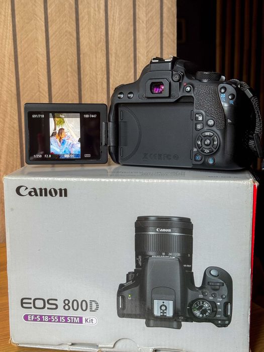 Продам фотокамеру canon EOS 800D