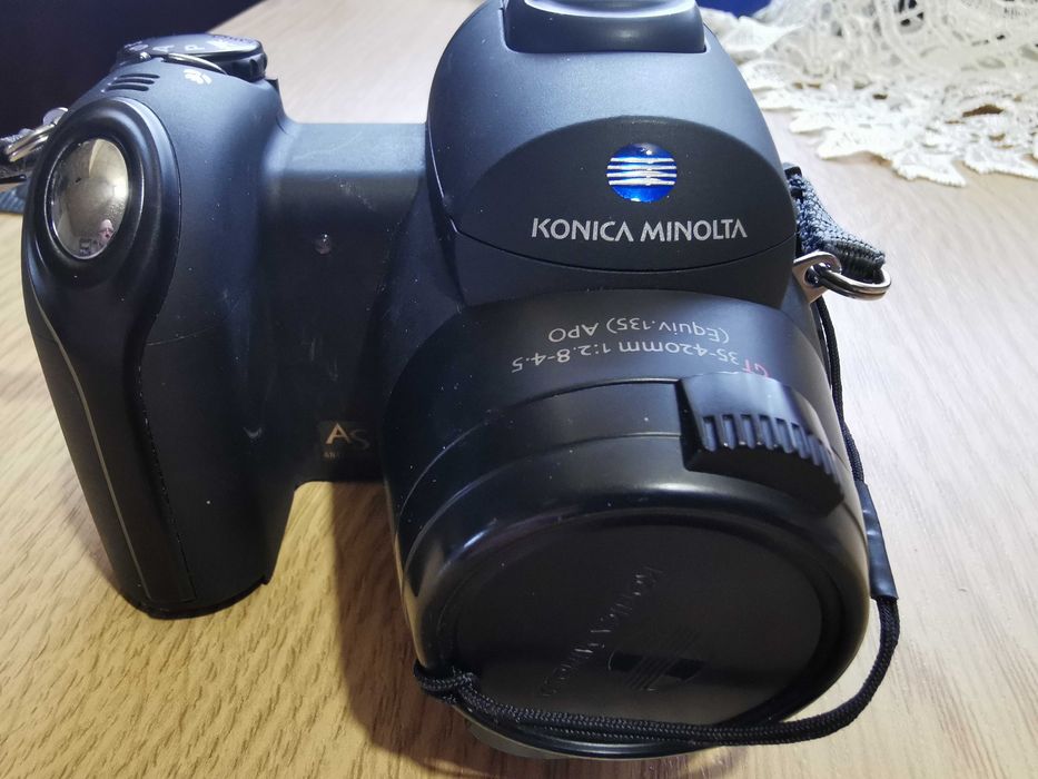 Sprzedam konica minolta z3 uszkodzona klapka bateri sprawny+etui