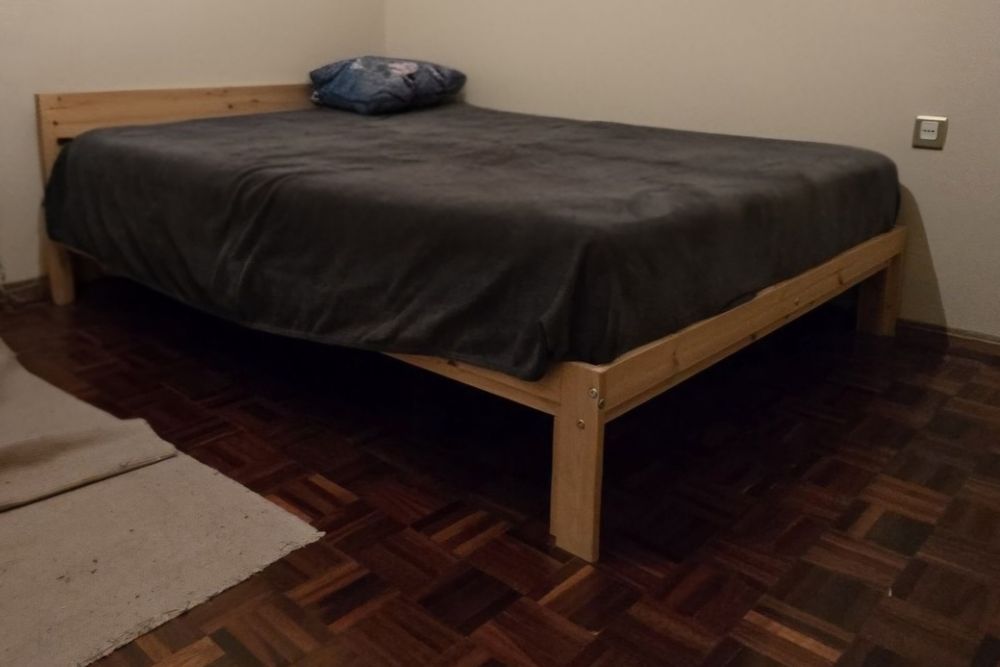 Cama simples sem colchão