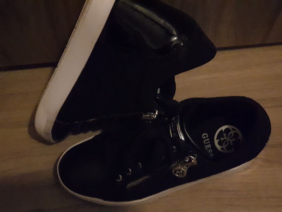 Sapatilhas Guess pretas, compensadas atrás