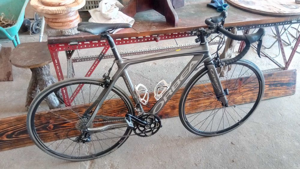 Conjunto de bicicleta de BTT e de estrada