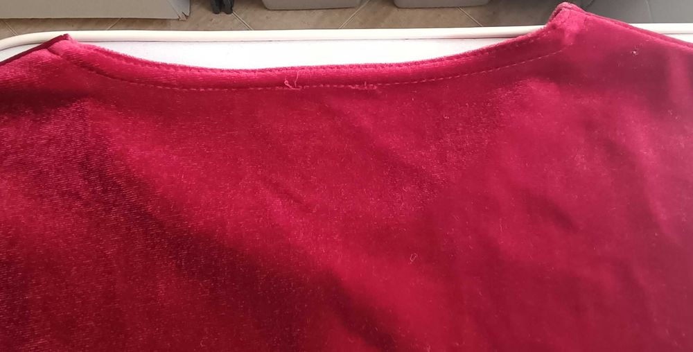 Top manga comprida em veludo vermelho XS. Decote V