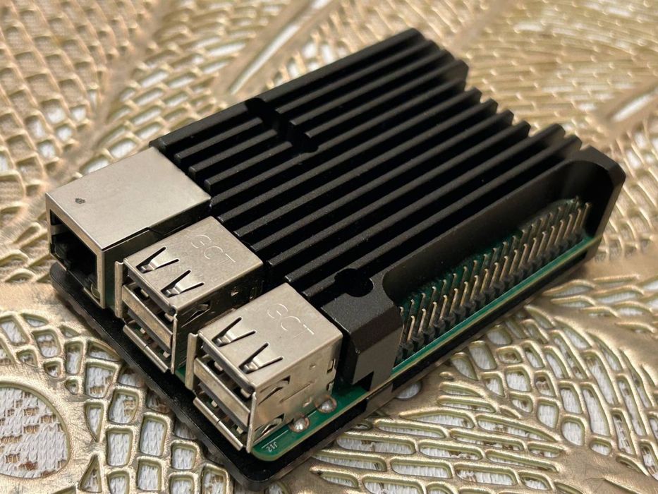 Микрокомпьютер Raspberry Pi 3 Model B+ с корпусом