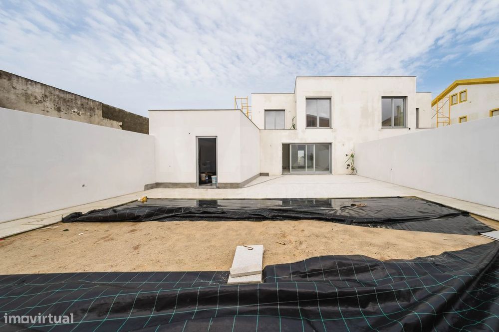 Exclusiva Moradia T4 Moderna com Conforto e Elegância Perto das Pra...